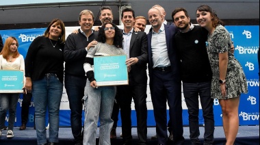 Wado de Pedro, Insaurralde, Cascallares y Fabiani entregaron netbooks a estudiantes brownianos