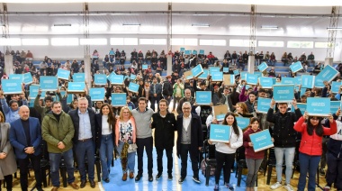 Wado de Pedro visitó San Vicente y entregó netbooks junto a Mantegazza