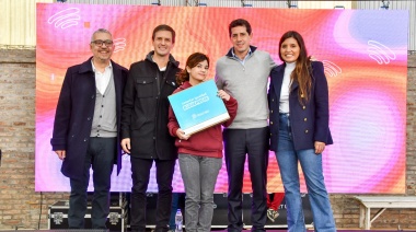 Wado de Pedro visitó San Vicente y entregó netbooks junto a Mantegazza