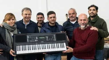 Cascallares y Fabiani entregaron instrumentos a orquestas y coros estudiantiles