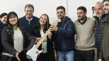 Cascallares y Fabiani entregaron instrumentos a orquestas y coros estudiantiles