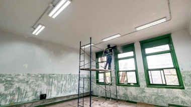 Colegio Nacional: En vacaciones pintan y refaccionan aulas y parte del edificio