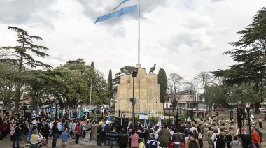 Se realizó un acto para conmemorar el aniversario de Burzaco y del Monumento a la Bandera