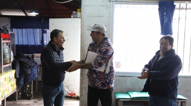 Gray dialogó con vecinos y recorrió instituciones en el barrio Los Eucaliptos