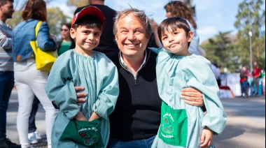 Emotivo festejo de los jardines de infantes locales en la Plaza Brown