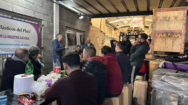 Máximo Kirchner y Julián Álvarez visitaron una fábrica en Lanús