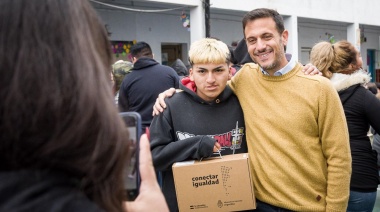 Julián Álvarez entregó 115 netbooks a estudiantes secundarios de Lanús Oeste