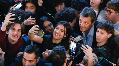 Massa dialogó con estudiantes en el Colegio Nacional Buenos Aires