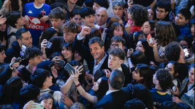 Massa dialogó con estudiantes en el Colegio Nacional Buenos Aires