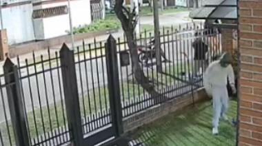 Motochorros chocaron y arrastraron a una joven para robarle el celular