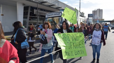 Los docentes lomenses realizan festival artístico en defensa de la educación pública