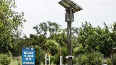 Instalaron paneles de energía solar que abastecen a las luces LED y permiten cargar celulares