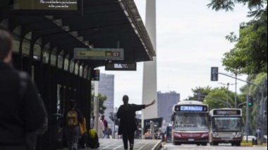 La salida del ministro de Infraestructura deja al país al borde de un paro de colectivos