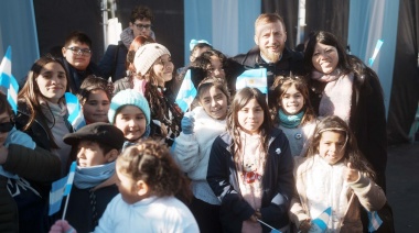 Miles de vecinos celebraron el Día de la Patria en la Plaza Grigera