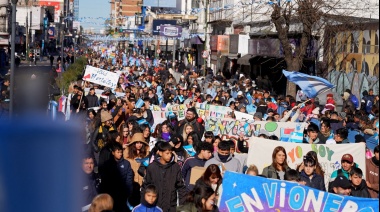 Miles de vecinos celebraron el Día de la Patria en la Plaza Grigera
