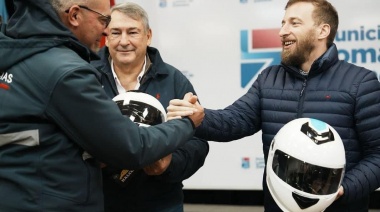 Otermín y D’Onofrio entregaron cascos para trabajadores de tránsito, policía y emergencias
