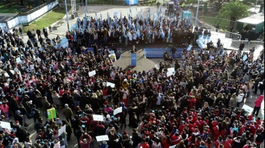Otermín tomó la Promesa de Lealtad a la Bandera a miles de estudiantes lomenses