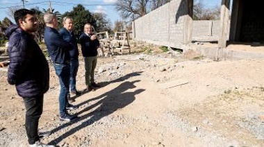 Cascallares recorrió la obra del nuevo natatorio en Rafael Calzada