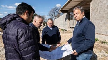 Cascallares recorrió la obra del nuevo natatorio en Rafael Calzada
