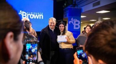 Entregan diplomas y medallas a 365 egresados del Plan Fines
