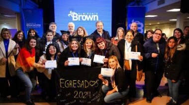 Entregan diplomas y medallas a 365 egresados del Plan Fines
