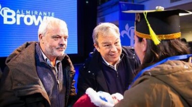 Entregan diplomas y medallas a 365 egresados del Plan Fines