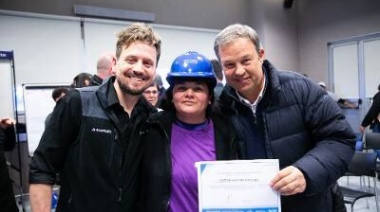 Cascallares entregó certificados a vecinas que se formaron para trabajar en la construcción