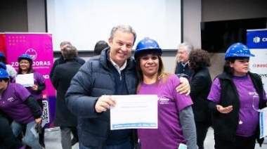 Cascallares entregó certificados a vecinas que se formaron para trabajar en la construcción