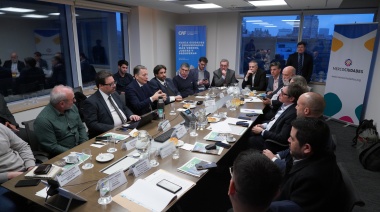 Gray encabezó la delegación de Gobiernos locales que firmó un acuerdo con el CAF