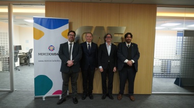 Gray encabezó la delegación de Gobiernos locales que firmó un acuerdo con el CAF