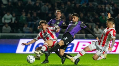 Banfield perdió sobre el final y acentúa su crisis