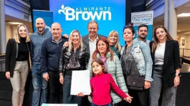 Familias de Glew, Calzada, Don Orione y Burzaco firmaron la escritura de su vivienda