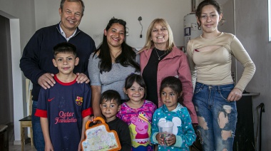 Cascallares recorrió Barrio Lindo y visitó a las familias en su nueva vivienda