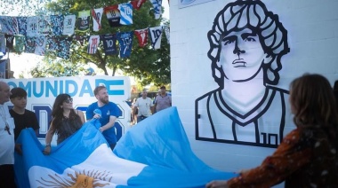 Con la presencia de Claudia y Giannina, una multitud disfrutó del homenaje a Maradona