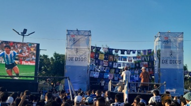 Con la presencia de Claudia y Giannina, una multitud disfrutó del homenaje a Maradona