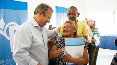 Entregan viviendas a adultos mayores en Glew