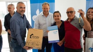 Entregan viviendas a adultos mayores en Glew