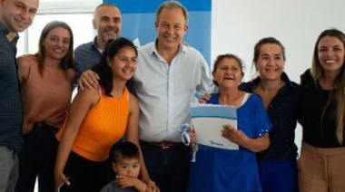 Entregan viviendas a adultos mayores en Glew