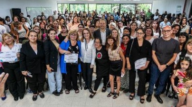Cascallares y Alicia Kirchner entregaron certificados a egresados de una diplomatura de la UNAB