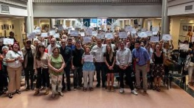 Entregan certificados a adultos mayores que completaron talleres de formación y recreación
