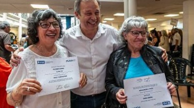 Entregan certificados a adultos mayores que completaron talleres de formación y recreación