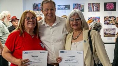 Entregan certificados a adultos mayores que completaron talleres de formación y recreación