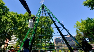 Comenzó la instalación del tradicional árbol de Navidad