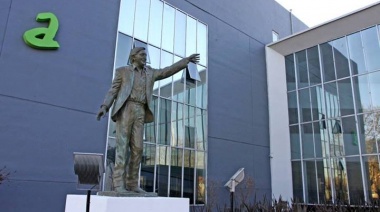 Presentaron un proyecto para quitar la figura de Néstor Kirchner del ingreso a la Municipalidad de Avellaneda