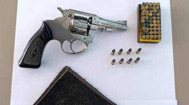 Jubilado español de 81 años le pegó a la pareja de su hijo y la amenazó de muerte con un arma de fuego