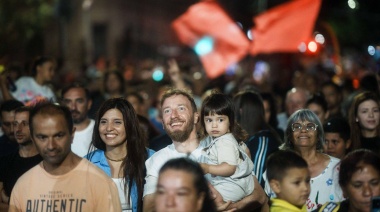 Otermín participó del desfile de los Reyes Magos junto a miles de familias
