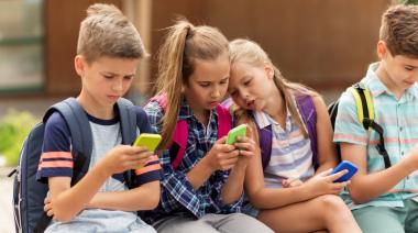 El impacto del uso problemático del celular en la salud y lo vínculos