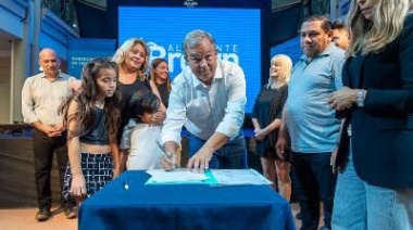 Cascallares acompañó a familias de siete localidades en la firma de sus escrituras