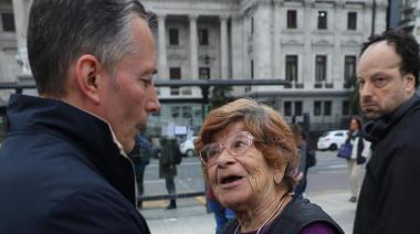Gray, nuevamente presente en la marcha de los jubilados