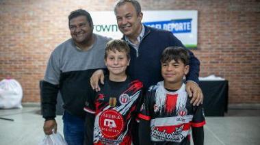 Entregan de material deportivo a equipos de fútbol infantil del distrito